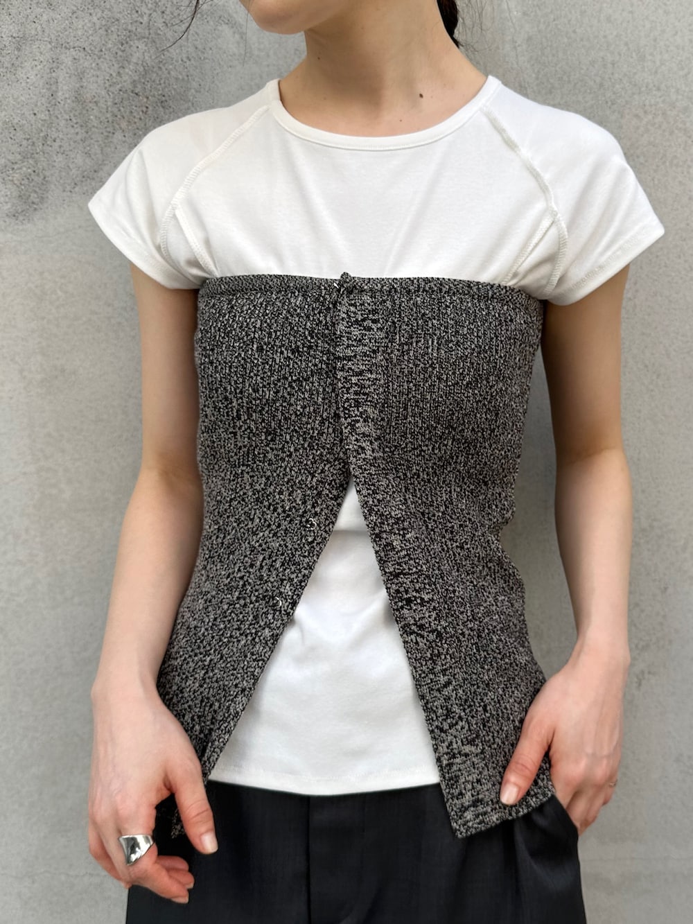 グレー系のその他トップス、ホワイト系のTシャツ/カットソー、ブラック系のショルダーバッグを着用したレディースの夏コーディネートの5枚目の写真