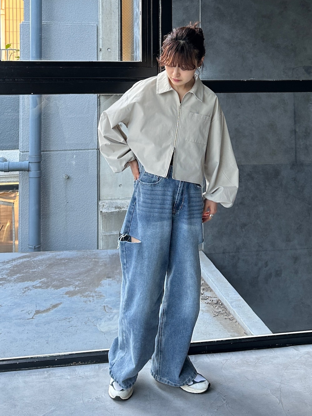 ホワイト系のシャツ/ブラウス、ブルー系のデニムパンツ、ホワイト系のスニーカーを着用したレディースの冬コーディネートの2枚目の写真