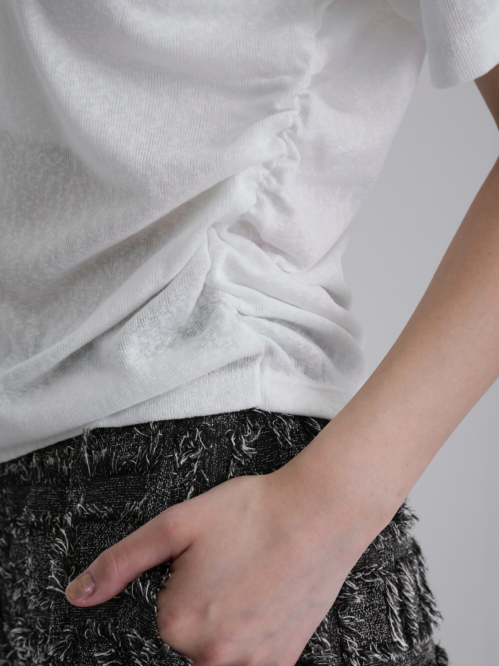 ホワイト系のTシャツ/カットソー、ブラック系のその他パンツ、その他のその他を着用したレディースの春コーディネートの4枚目の写真