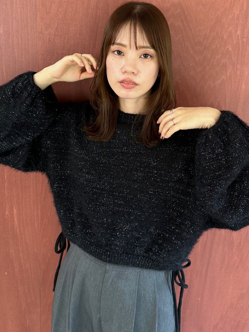 グリーン系のカーゴパンツ、ブラック系のニット/セーター、ブラック系のブーツを着用したレディースの秋コーディネートの3枚目の写真