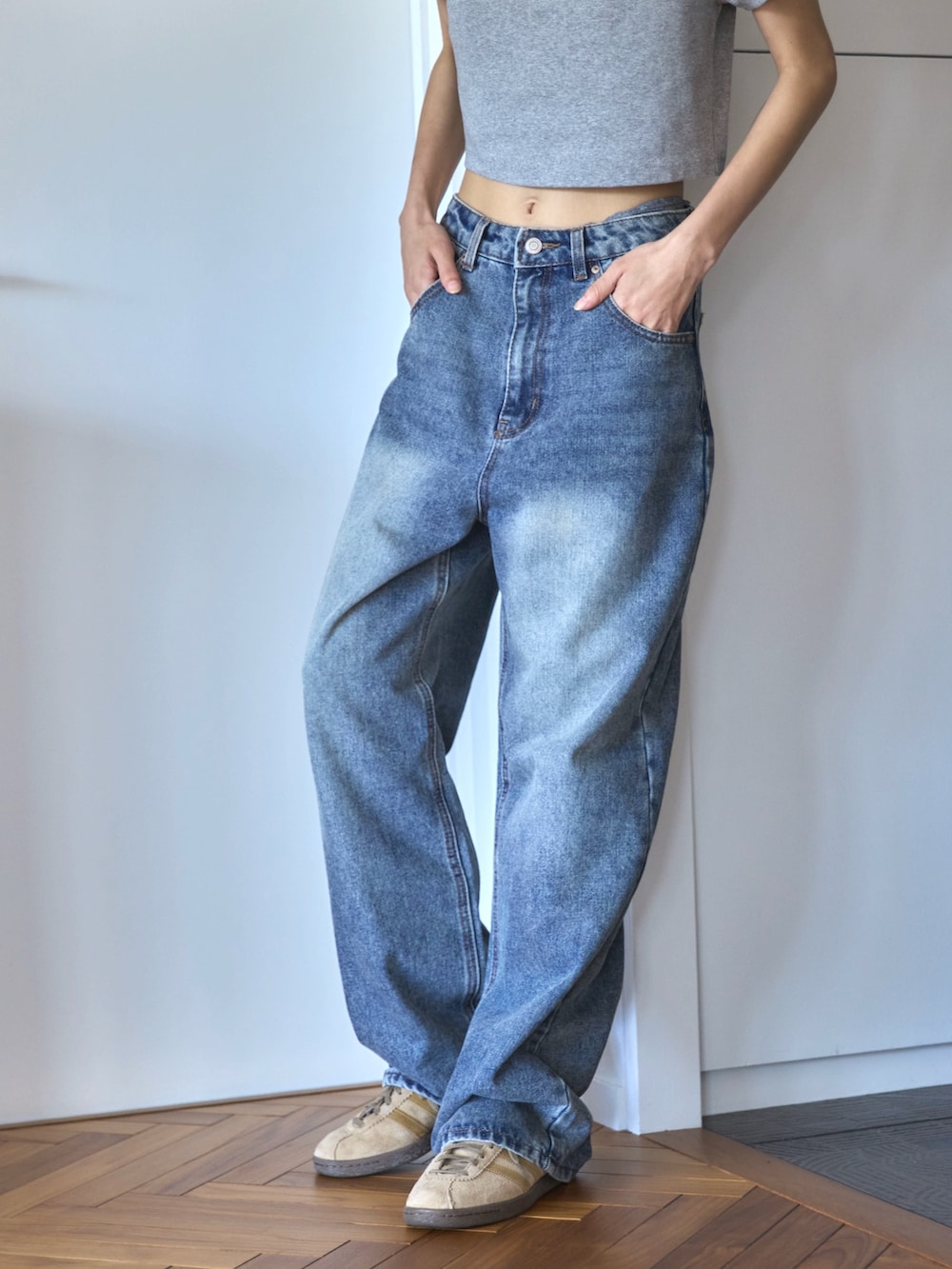 グレー系のTシャツ/カットソー、ブルー系のデニムパンツ、ベージュ系のスニーカーを着用したレディースの夏コーディネートの6枚目の写真