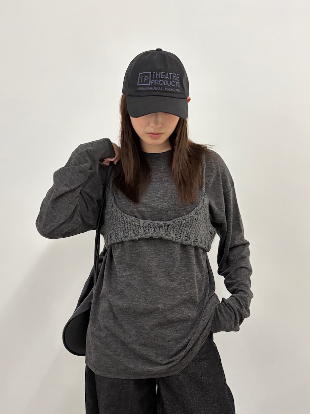 グレー系のその他トップス、グレー系のTシャツ/カットソー、ブラック系のショルダーバッグを着用したレディースの秋コーディネートの6枚目の写真