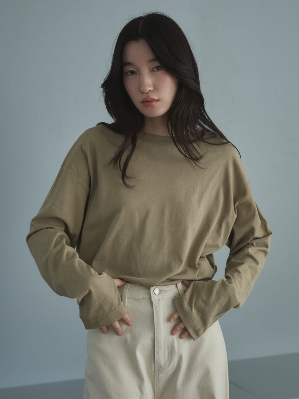 ブラウン系のTシャツ/カットソー、ホワイト系のデニムパンツ、ベージュ系のサンダルを着用したレディースの春コーディネートの4枚目の写真