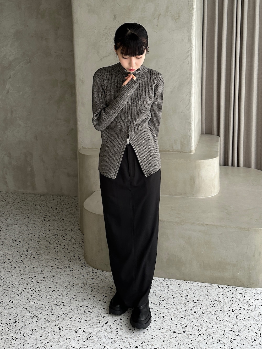 グレー系のニット/セーター、ブラック系のスカート、その他のその他を着用したレディースの秋コーディネートの3枚目の写真