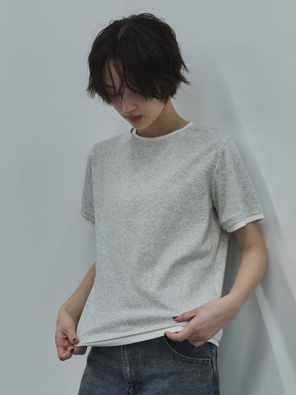 ベージュ系のTシャツ/カットソー、ブルー系のデニムパンツ、ブラック系のその他シューズを着用したレディースの夏コーディネートの4枚目の写真