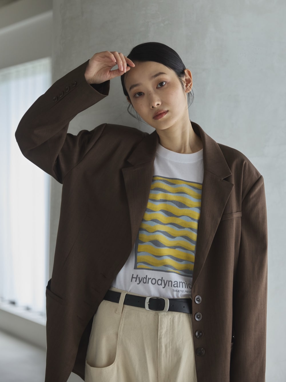 ホワイト系のデニムパンツ、ホワイト系のTシャツ/カットソー、ブラウン系のテーラードジャケットを着用したレディースの秋コーディネートの2枚目の写真