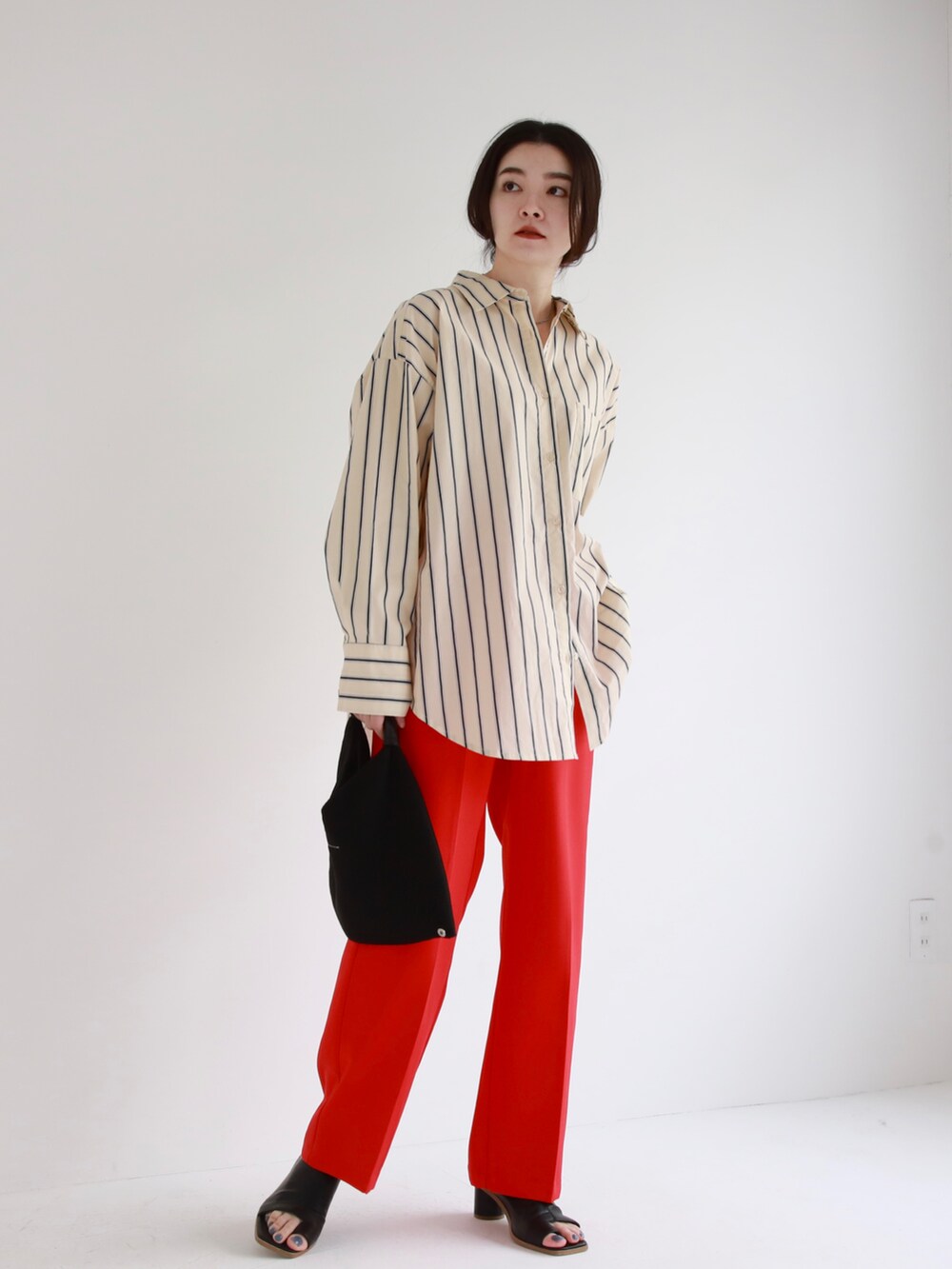 ブルー系のシャツ/ブラウス、ホワイト系のスラックス、ホワイト系のスニーカーを着用したレディースの春コーディネートの3枚目の写真