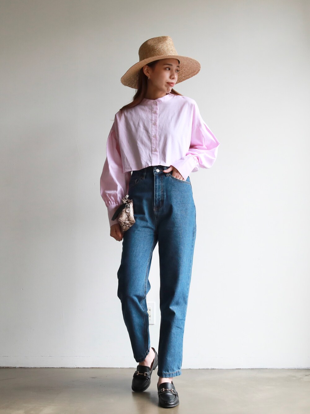 ピンク系のシャツワンピース、ブラック系のサンダル、その他のその他を着用したレディースの春コーディネートの3枚目の写真