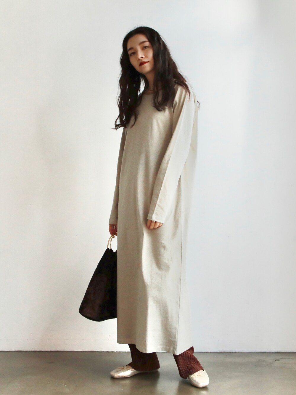 ブラック系のショルダーバッグ、ベージュ系のワンピース、その他のその他を着用したレディースの冬コーディネートの2枚目の写真