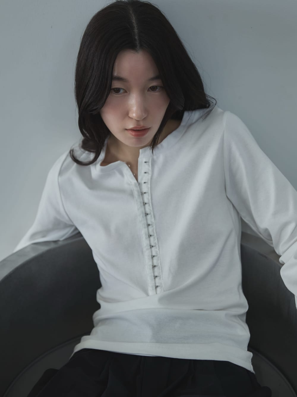 ホワイト系のTシャツ/カットソー、ブラック系のその他パンツ、ブラック系のその他シューズを着用したレディースの春コーディネートの5枚目の写真