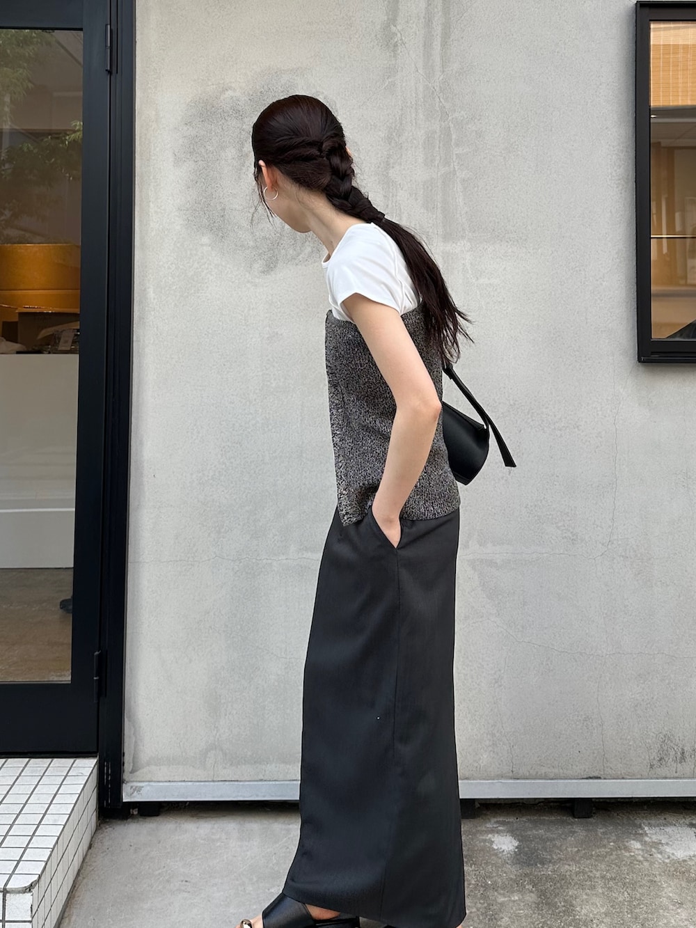 グレー系のその他トップス、ホワイト系のTシャツ/カットソー、ブラック系のショルダーバッグを着用したレディースの夏コーディネートの2枚目の写真