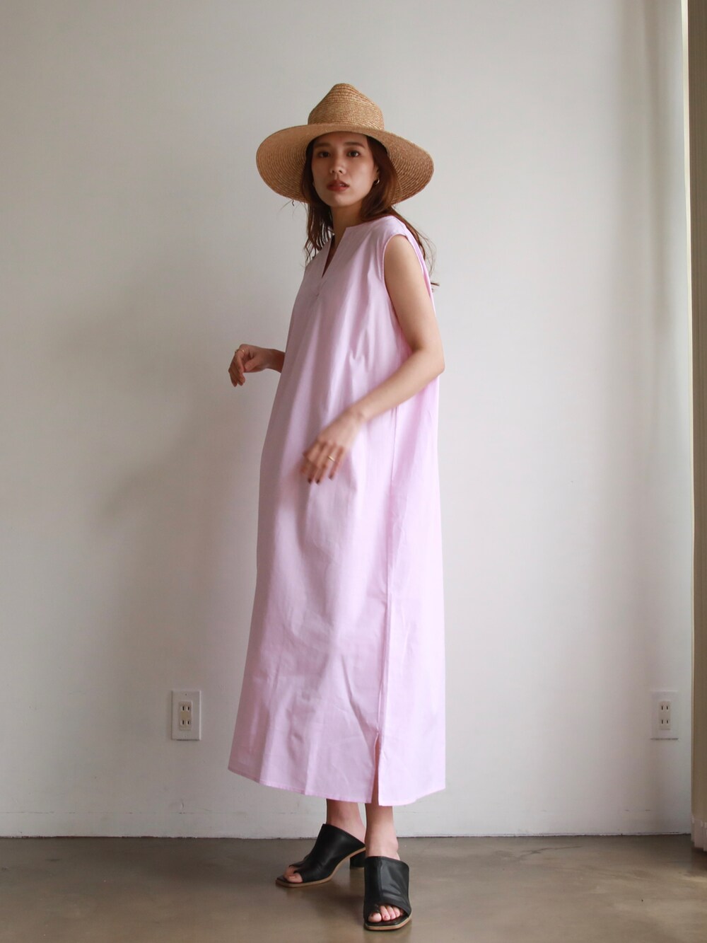 ピンク系のシャツワンピース、ブラック系のサンダル、その他のその他を着用したレディースの春コーディネートの2枚目の写真