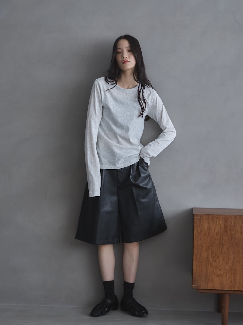 ベージュ系のTシャツ/カットソー、ベージュ系のテーラードジャケット、ブラック系のその他パンツを着用したレディースの春コーディネートの5枚目の写真