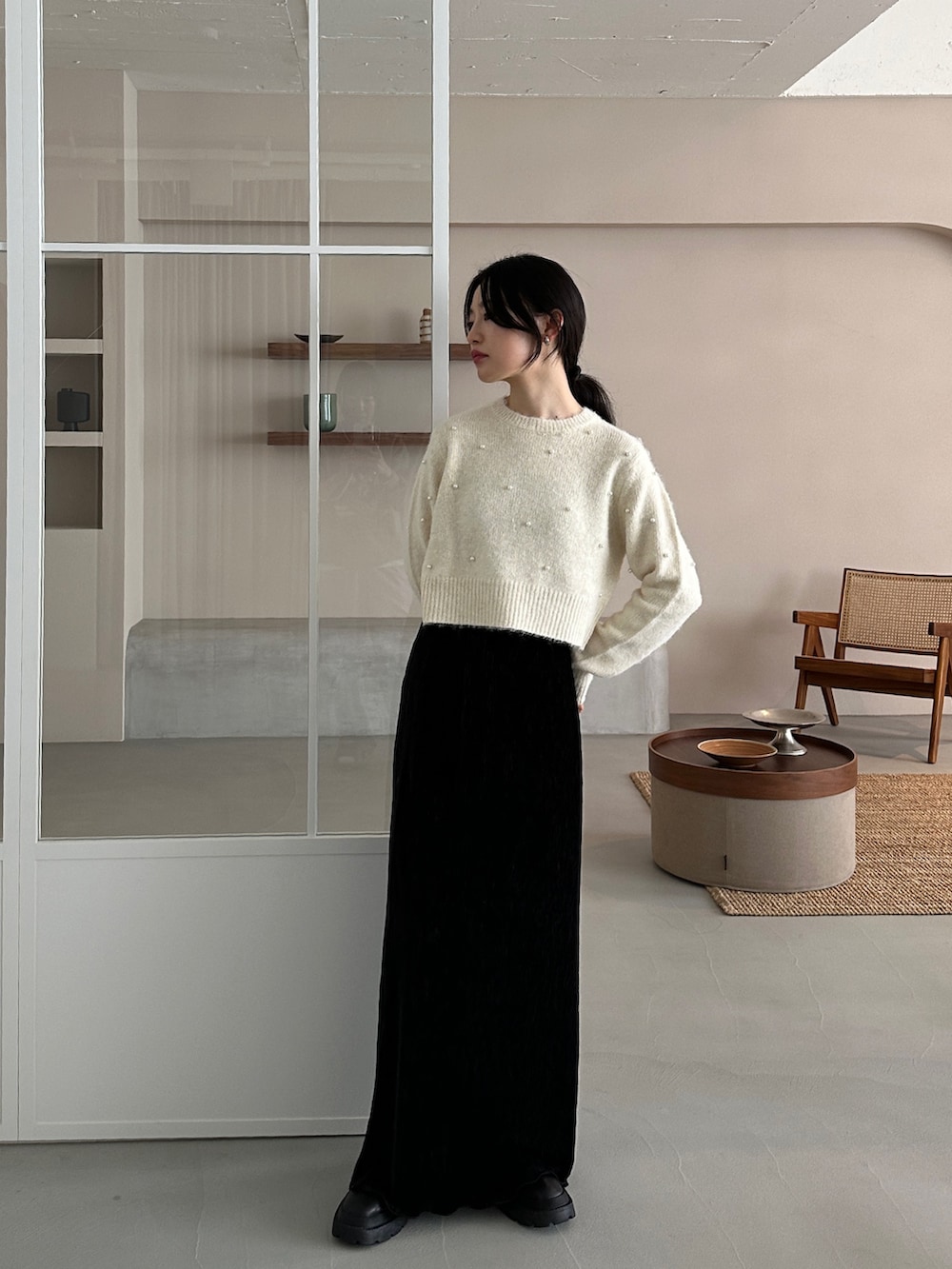 ホワイト系のニット/セーター、ブラック系のスカート、その他のその他を着用したレディースの冬コーディネートの2枚目の写真