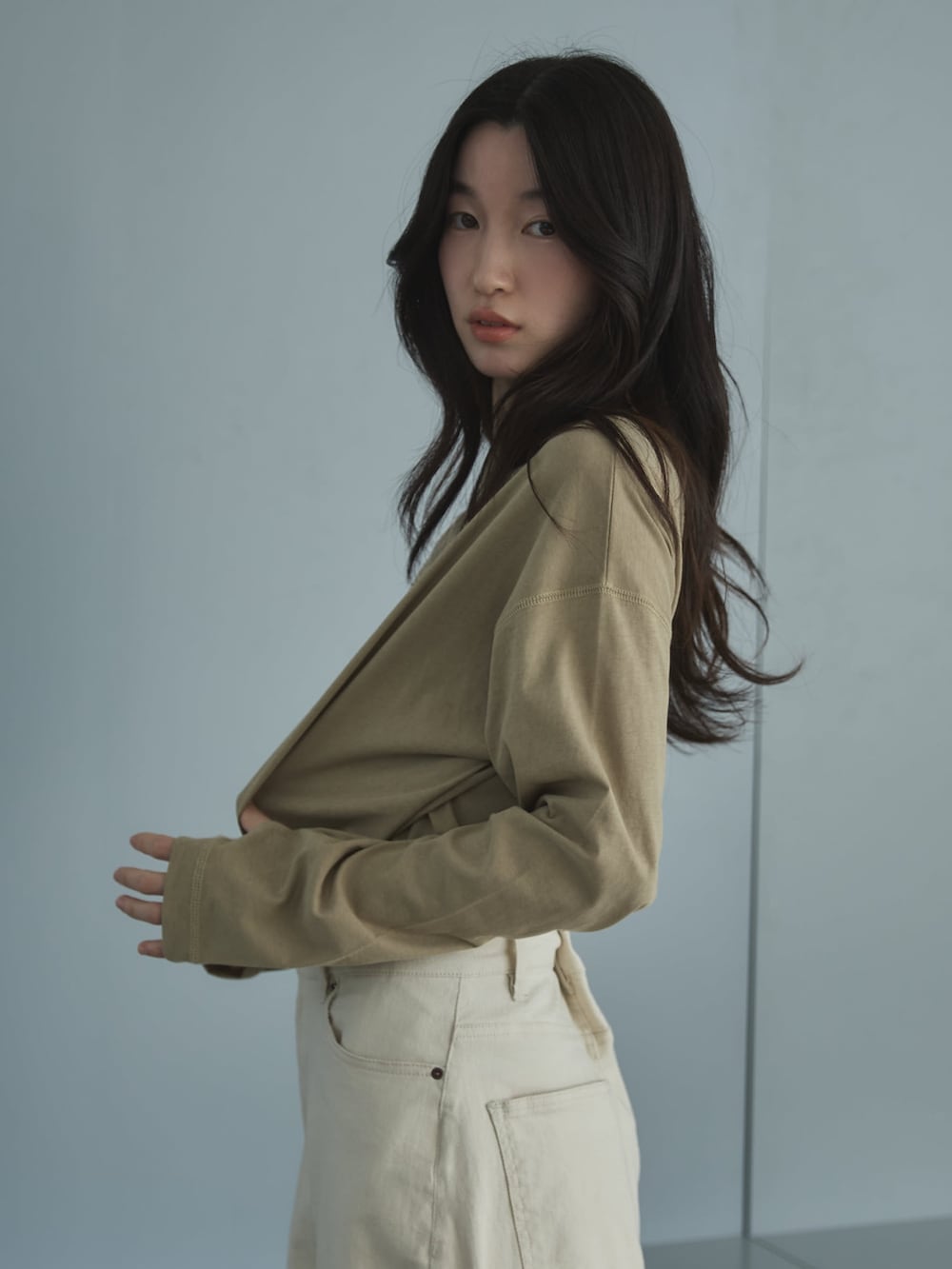 ブラウン系のTシャツ/カットソー、ホワイト系のデニムパンツ、ベージュ系のサンダルを着用したレディースの春コーディネートの5枚目の写真