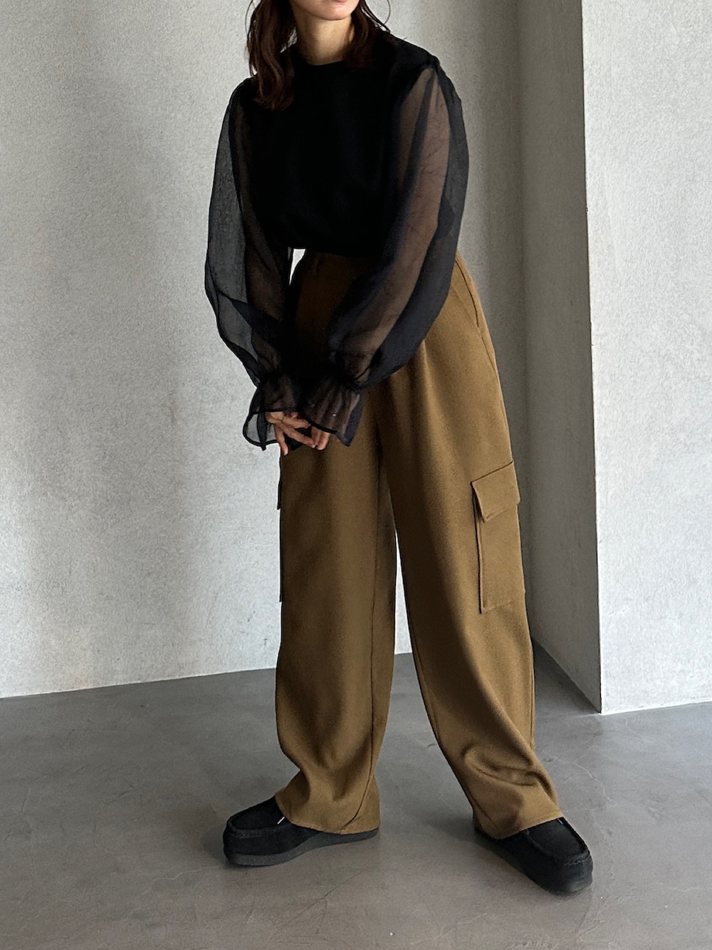 ブラック系のシャツ/ブラウス、グリーン系のカーゴパンツ、その他のその他を着用したレディースの冬コーディネートの2枚目の写真