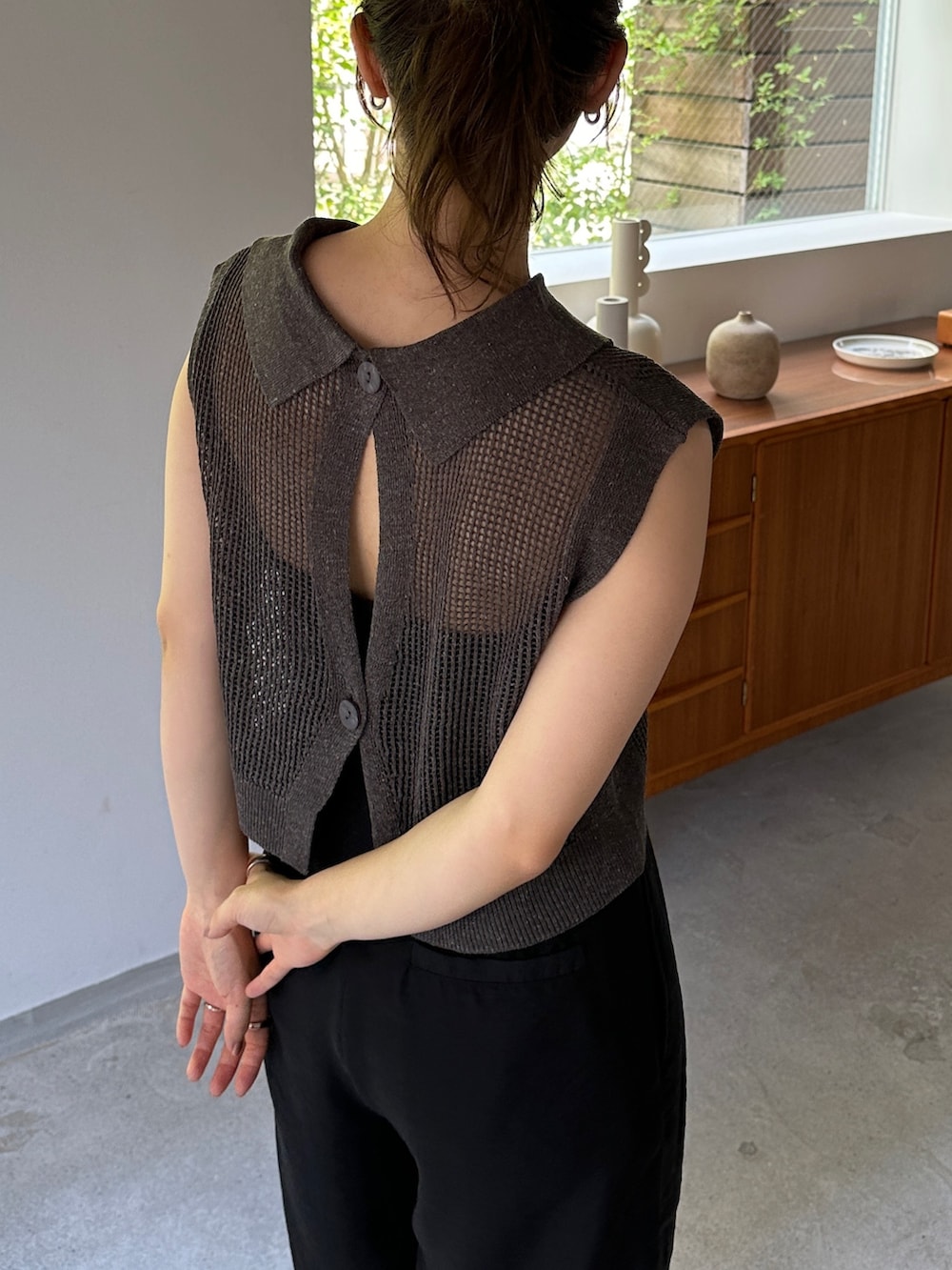 グレー系のニット/セーター、ブラック系のその他パンツ、その他のその他を着用したレディースの春コーディネートの3枚目の写真
