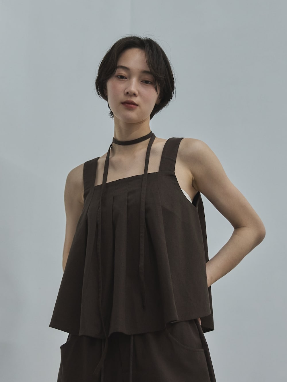 ブラウン系のその他パンツ、ブラウン系のローファー、ブラウン系のシャツ/ブラウスを着用したレディースの春コーディネートの4枚目の写真