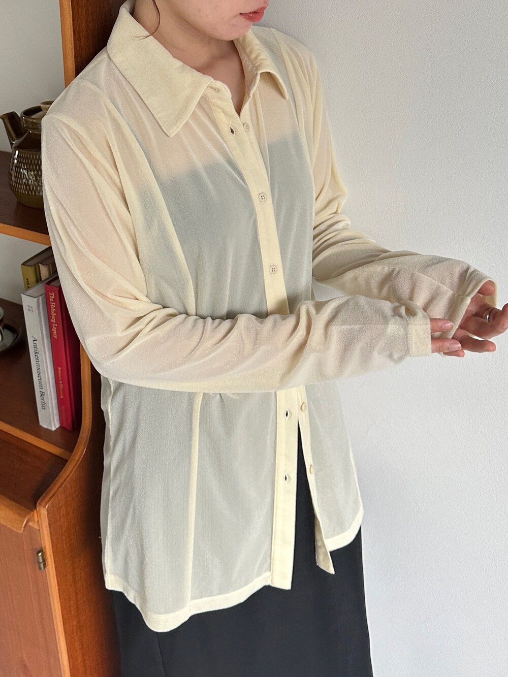 ホワイト系のシャツ/ブラウス、ブラック系のスカート、その他のその他を着用したレディースの夏コーディネートの4枚目の写真