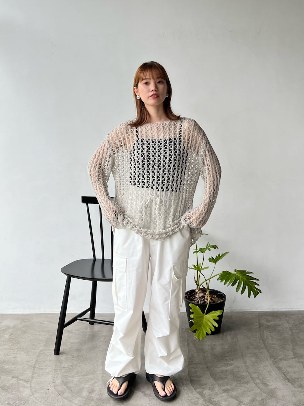 ベージュ系のスウェット、ホワイト系のニット/セーター、ホワイト系のカーゴパンツを着用したレディースの夏コーディネートの3枚目の写真