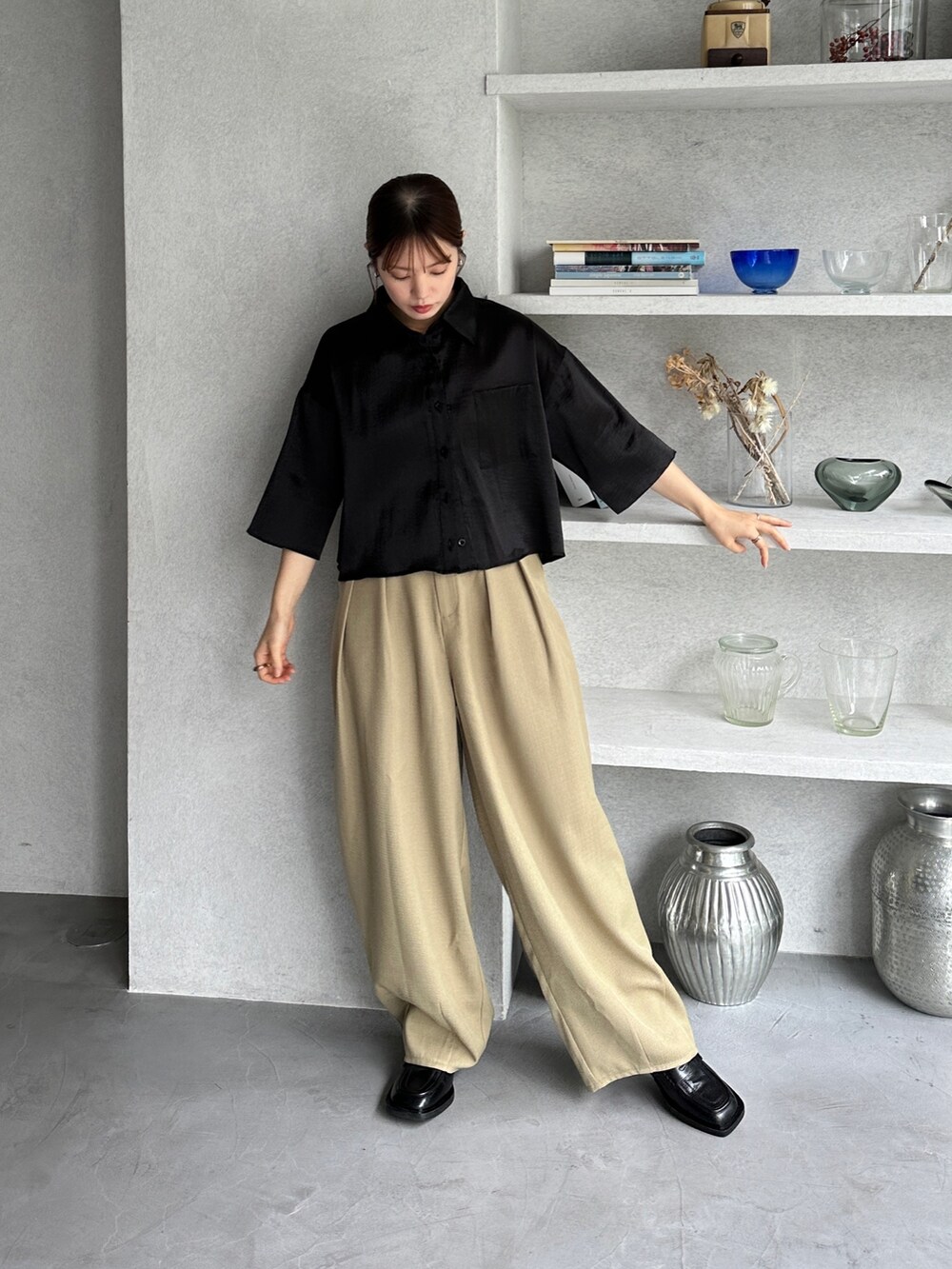 ブラック系のシャツ/ブラウス、ベージュ系のスラックス、その他のその他を着用したレディースの春コーディネートの2枚目の写真