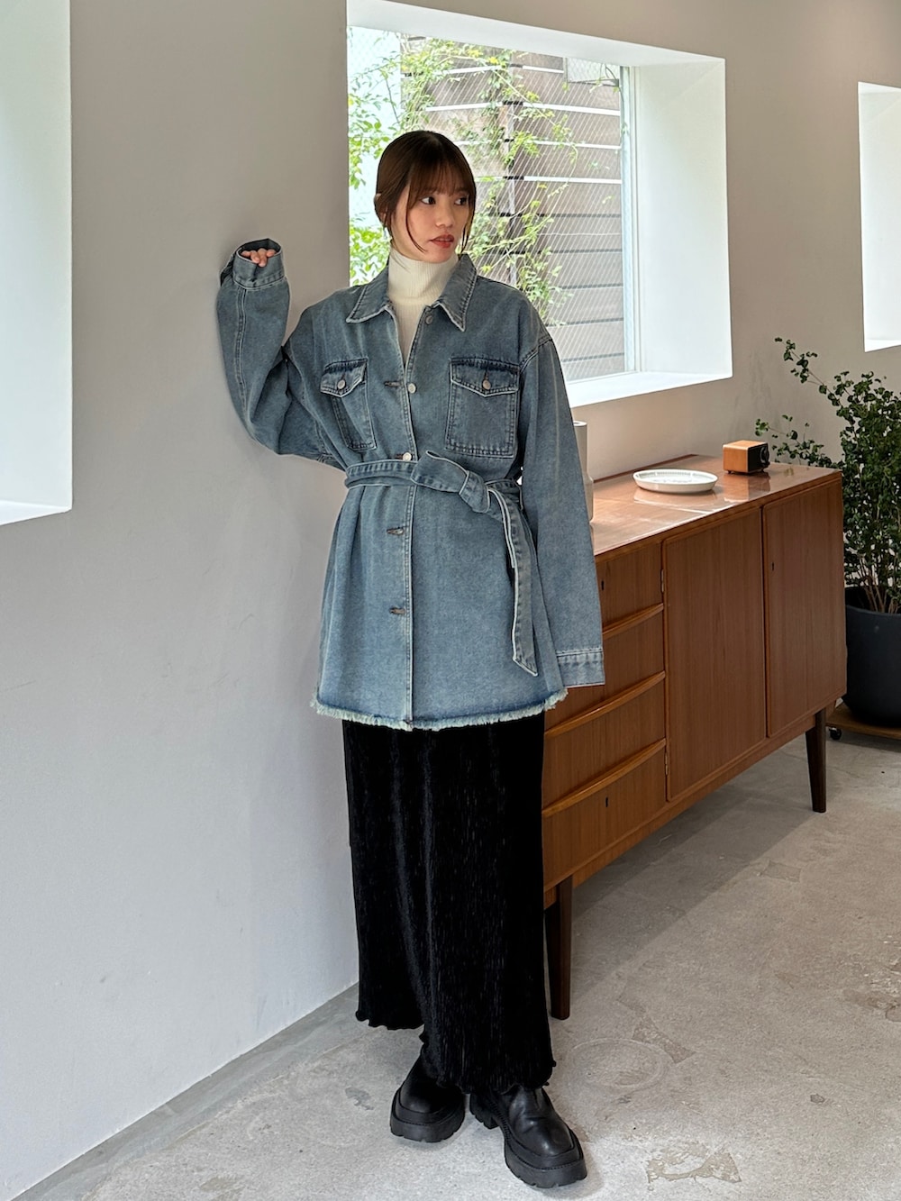 ブルー系のデニムジャケット、ブラック系のスカート、その他のその他を着用したレディースの秋コーディネートの2枚目の写真