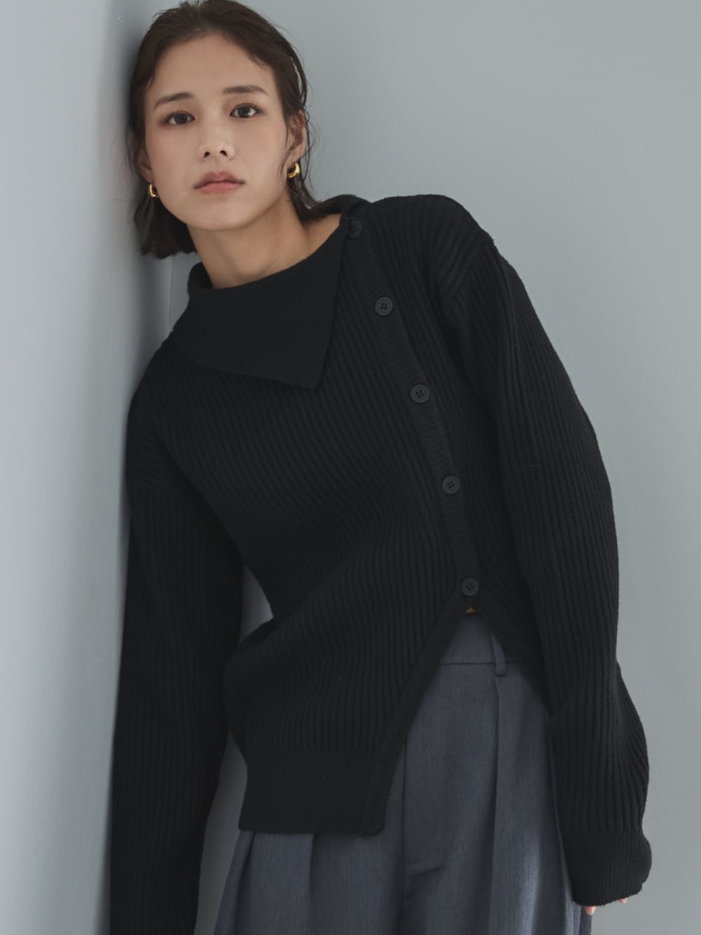 ブラック系のニット/セーター、グレー系のスラックス、その他のその他を着用したレディースの冬コーディネートの5枚目の写真