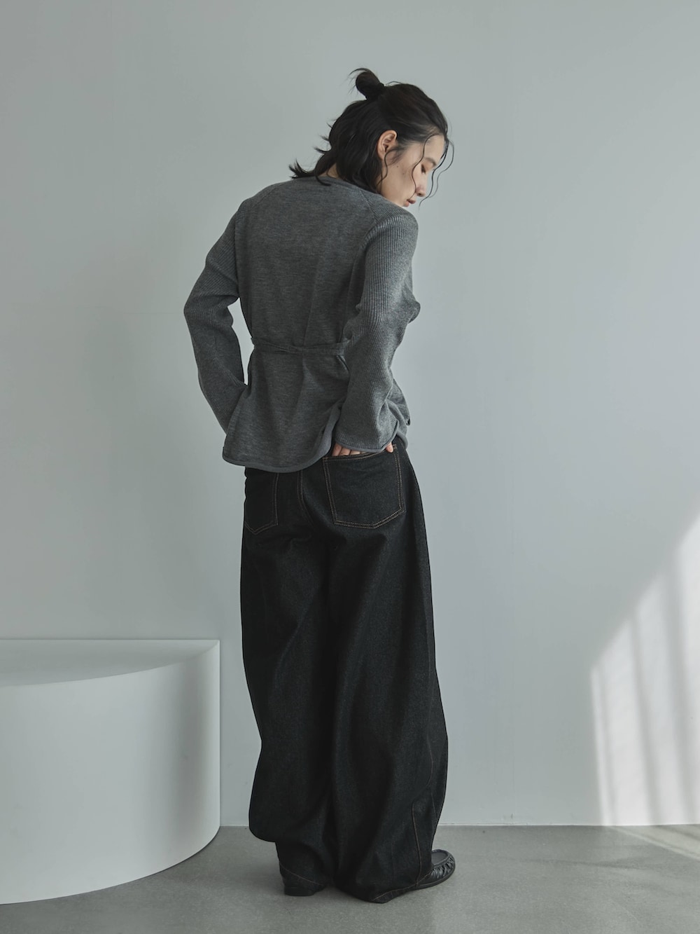 グレー系のニット/セーター、ブラック系のデニムパンツ、その他のその他を着用したレディースの秋コーディネートの2枚目の写真