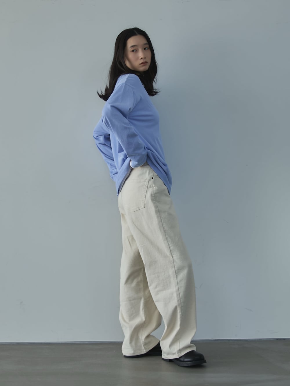 ブルー系のTシャツ/カットソー、ホワイト系のTシャツ/カットソー、ホワイト系のデニムパンツを着用したレディースの春コーディネートの2枚目の写真