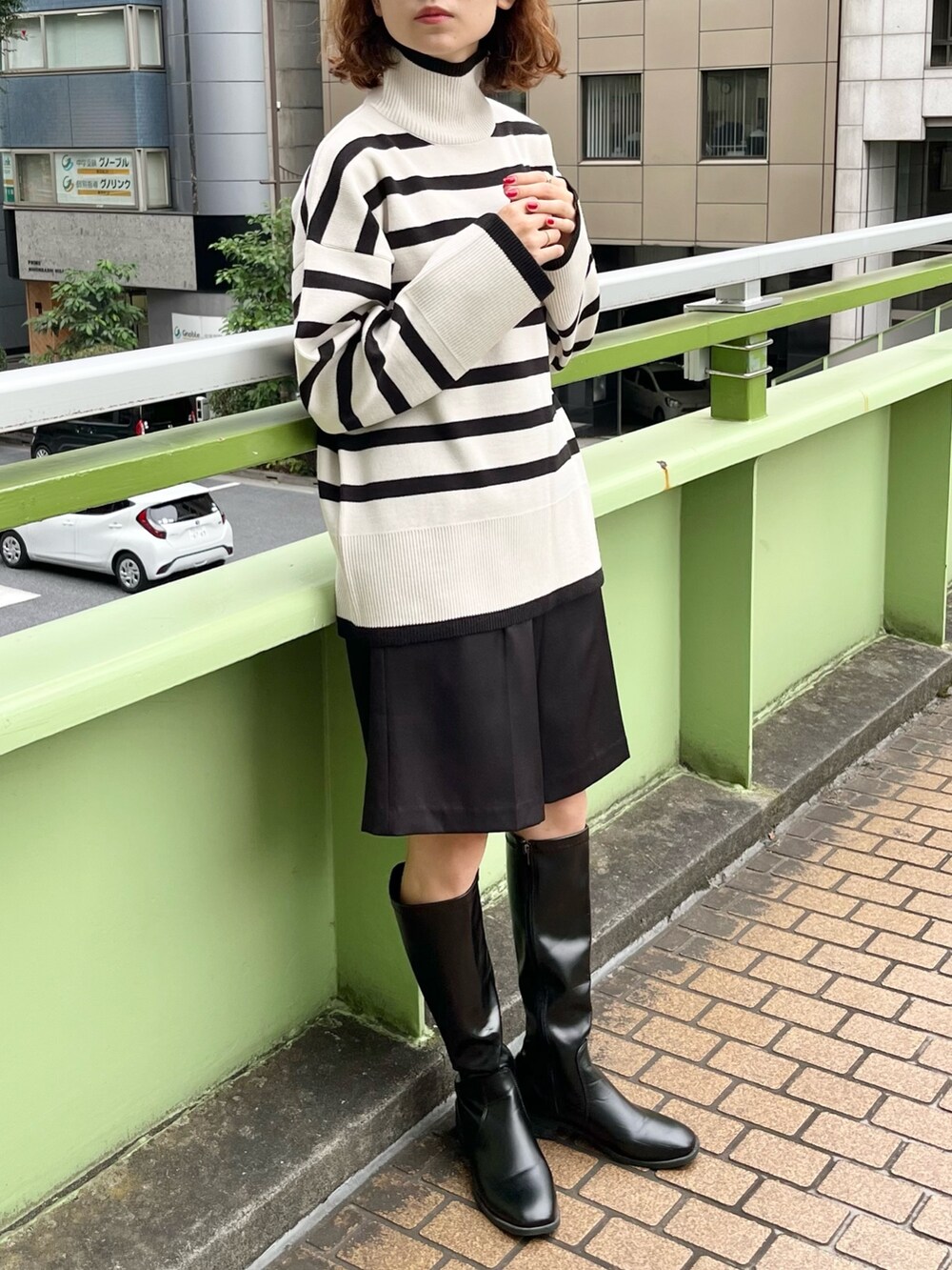 ホワイト系のニット/セーター、ブラック系のその他パンツ、その他のその他を着用したレディースの秋コーディネートの3枚目の写真