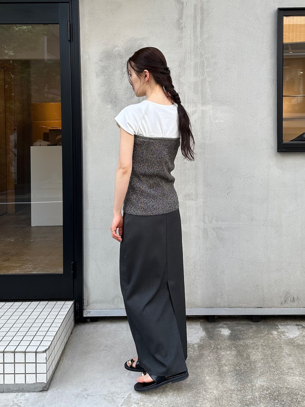 グレー系のその他トップス、ホワイト系のTシャツ/カットソー、ブラック系のショルダーバッグを着用したレディースの夏コーディネートの3枚目の写真