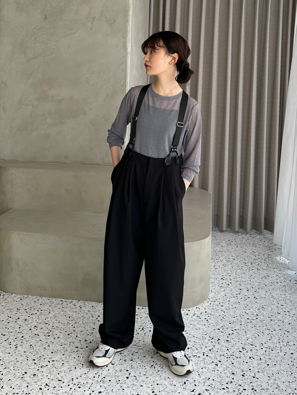 グレー系のTシャツ/カットソー、ホワイト系のスニーカー、ブラック系のその他パンツを着用したレディースの春コーディネートの2枚目の写真