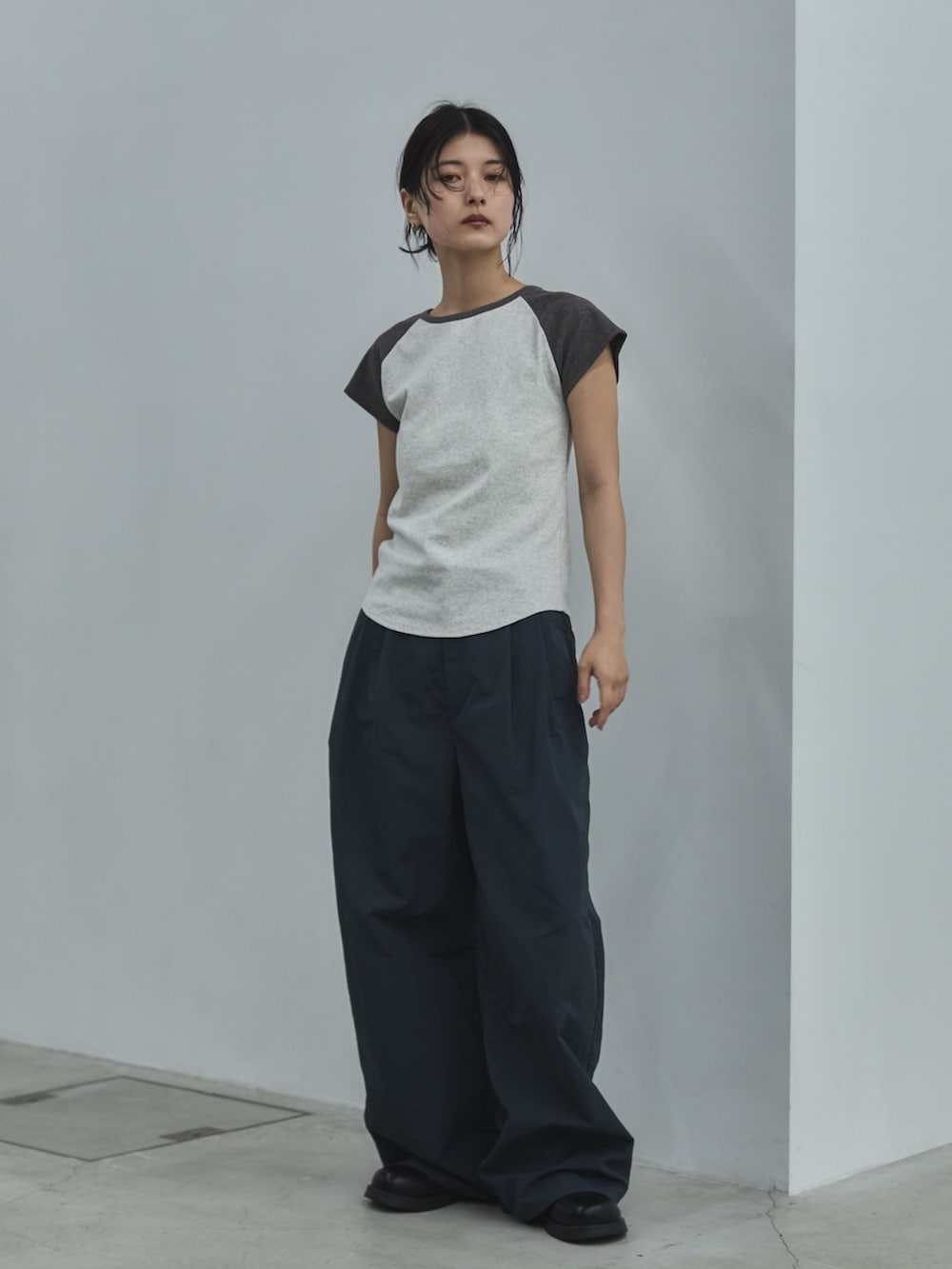 ブルー系のその他パンツ、グレー系のTシャツ/カットソー、ブラック系のその他シューズを着用したレディースの春コーディネートの3枚目の写真