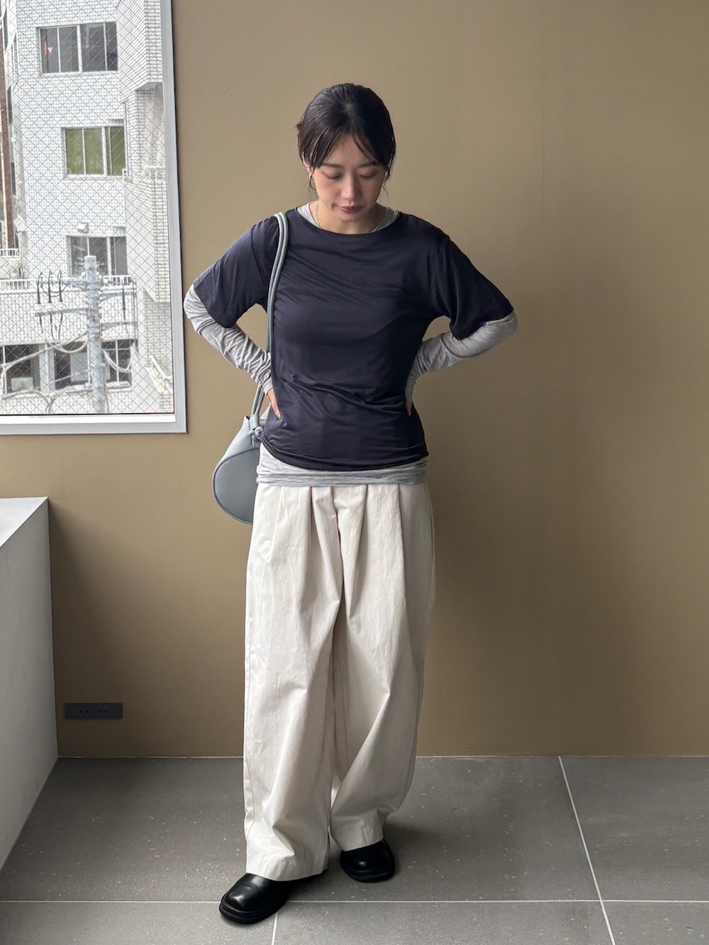 ブルー系のTシャツ/カットソー、ホワイト系のその他パンツ、ブルー系のショルダーバッグを着用したレディースの秋コーディネートの3枚目の写真