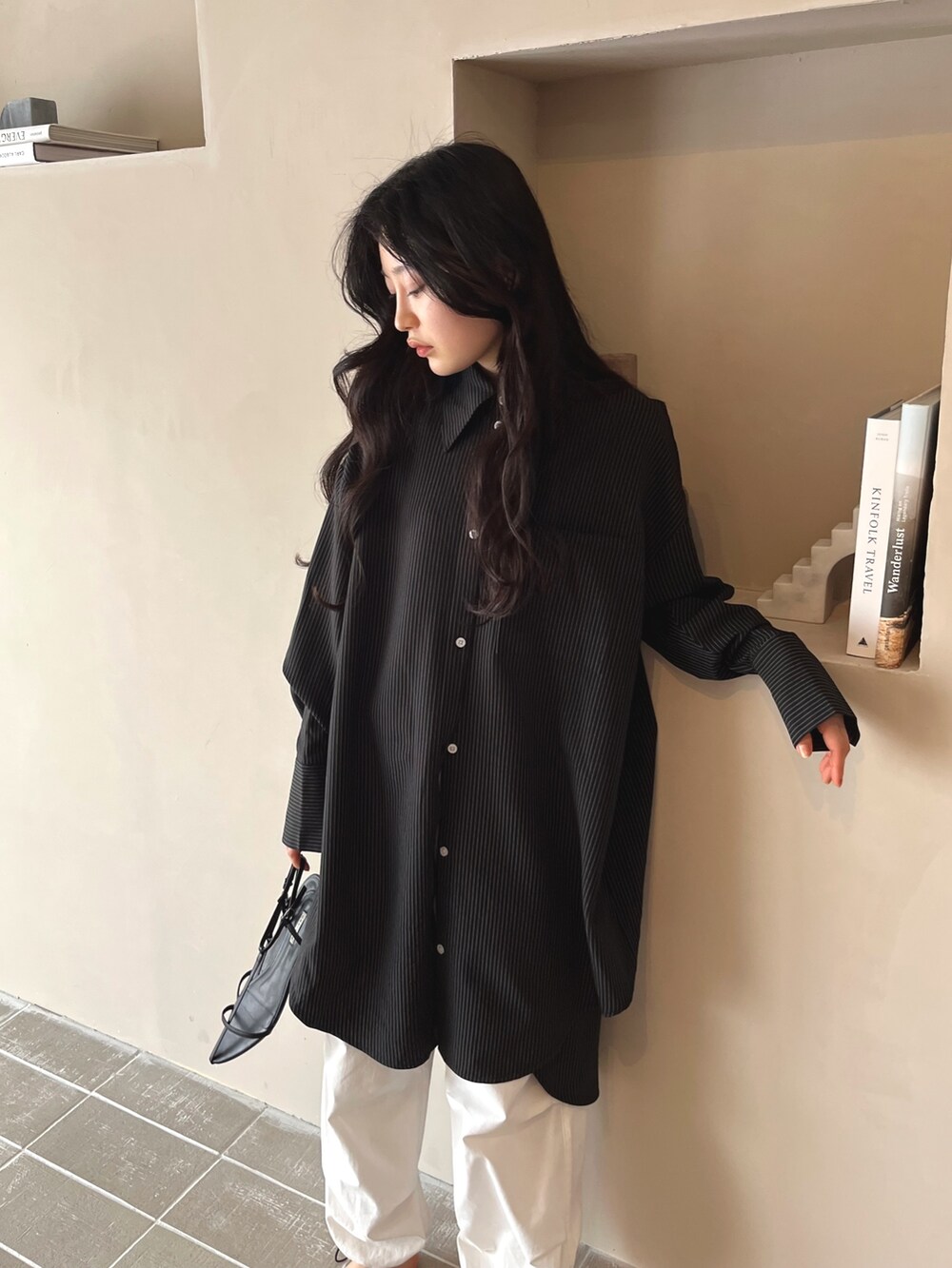 ブラック系のシャツ/ブラウス、ホワイト系のカーゴパンツ、ブラック系のサンダルを着用したレディースの春コーディネートの5枚目の写真