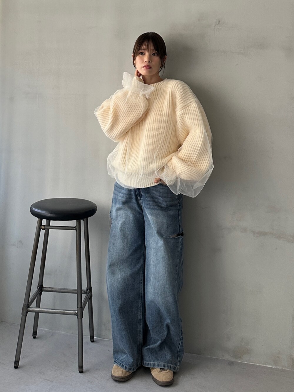 ホワイト系のニット/セーター、ブルー系のデニムパンツ、ベージュ系のスニーカーを着用したレディースの冬コーディネートの3枚目の写真