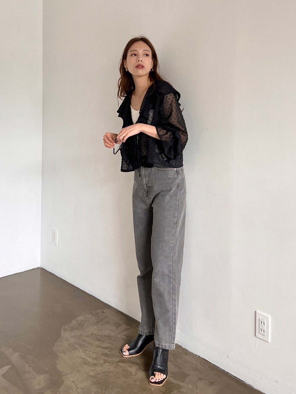 ブラック系のシャツ/ブラウス、ブラック系のサンダル、ブラック系のサングラスを着用したレディースの夏コーディネートの2枚目の写真