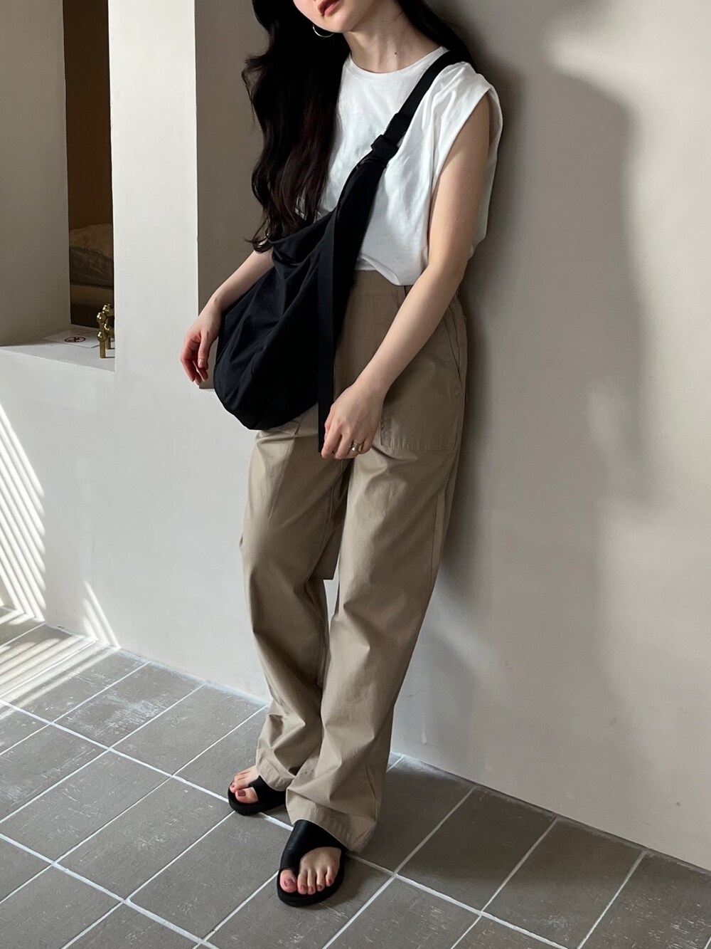 ベージュ系のチノパンツ、ホワイト系のタンクトップ、その他のその他を着用したレディースの春コーディネートの2枚目の写真