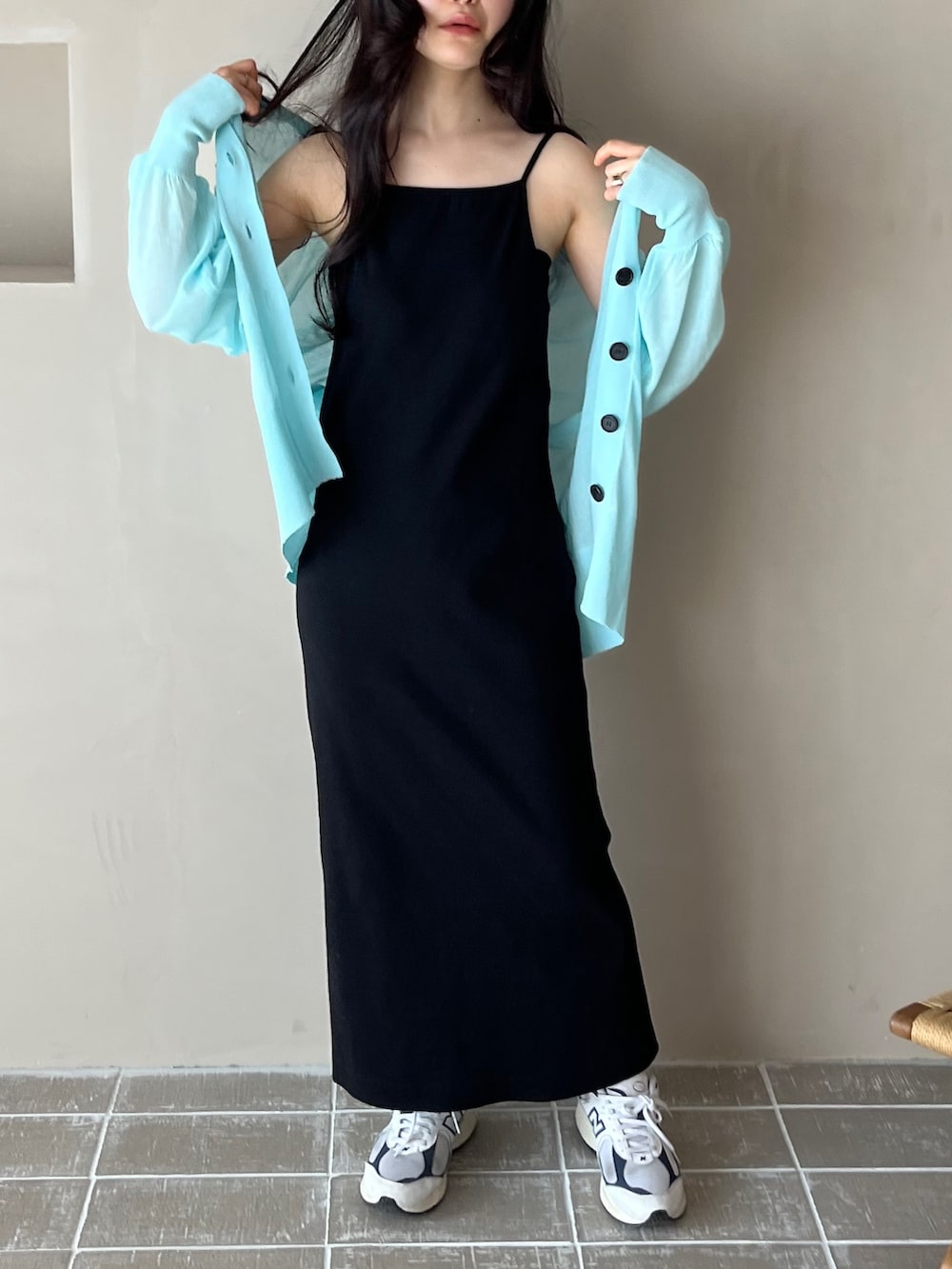 「春服デビュー宣言、カーディガン、キャミワンピ、パステル映える春、ビッグシルエット、プチプラ、春服みてみて、休日スタイル、白スニーカー、春コーデ、シンプルコーデ、キレイめカジュアル、シアートップス、ニューバランス、ママコーデ」｜「feepurのIラインリブキャミワンピース（ワンピース、ブラック系）」を使った、feepurさん（骨格ウェーブ・レディース・160cm）の春コーディネートの2枚目の写真