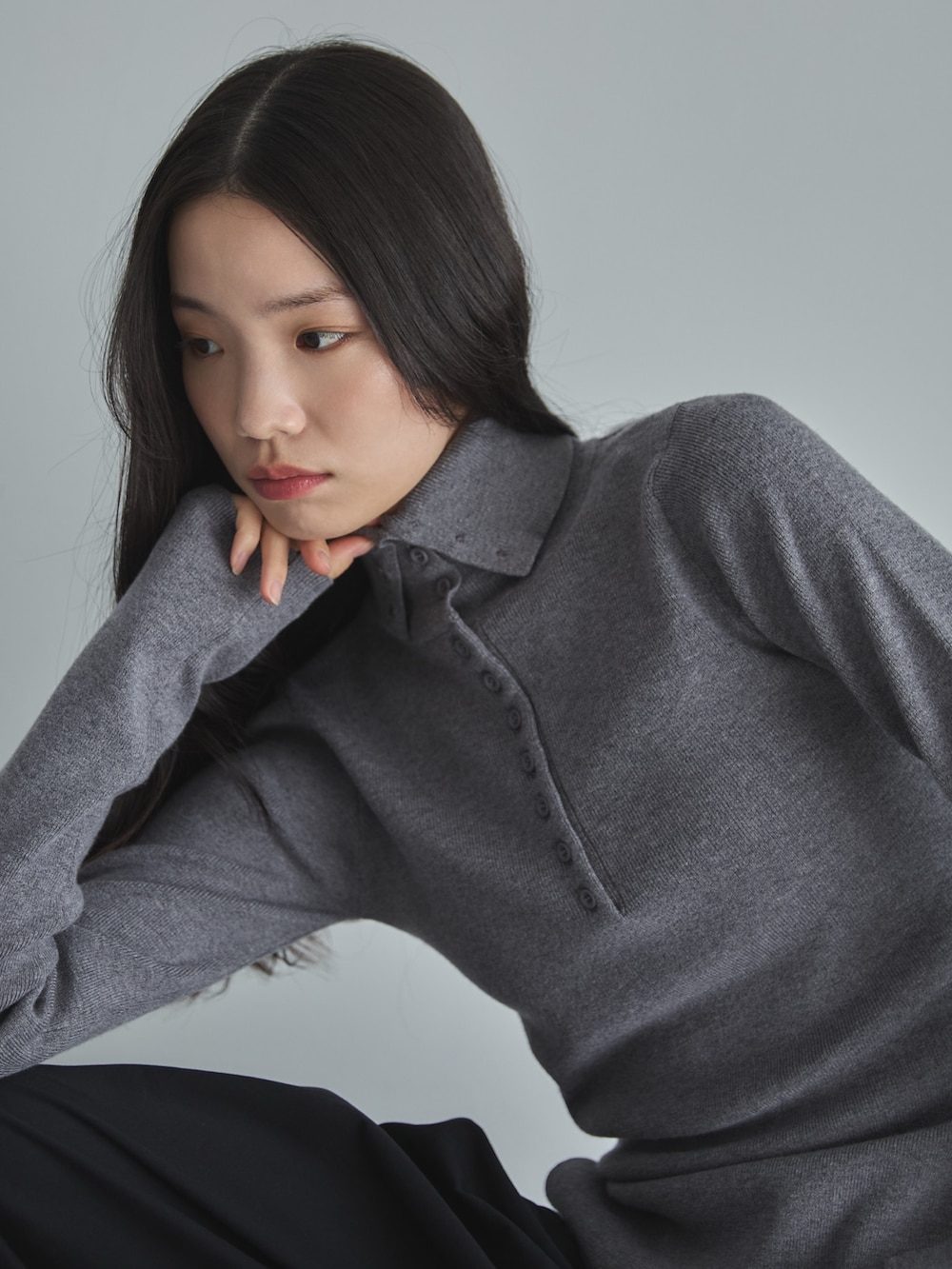 グレー系のニット/セーター、ブラック系のその他パンツ、ブラック系のサンダルを着用したレディースの冬コーディネートの6枚目の写真