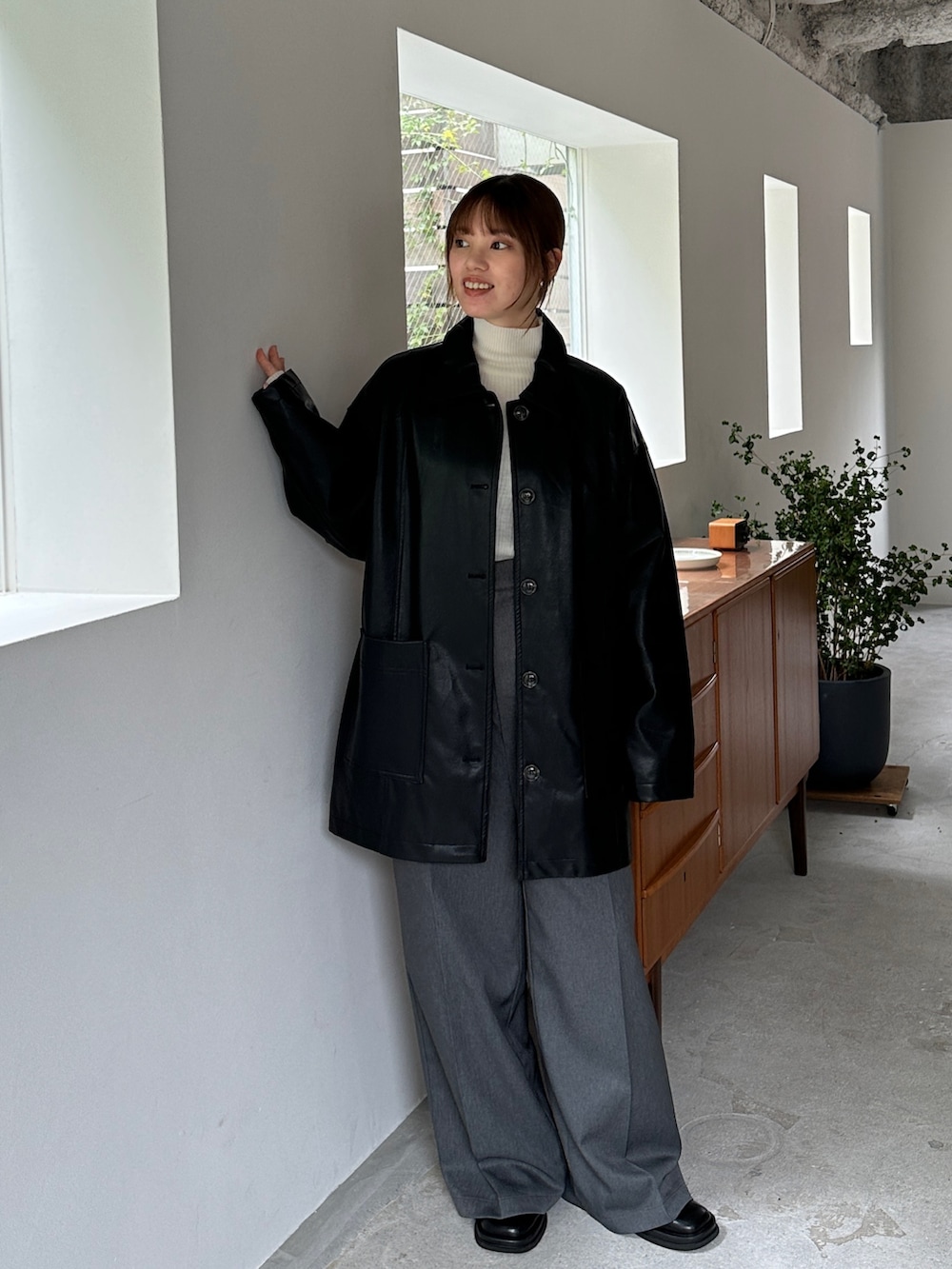ブラック系のカバーオール、グレー系のサロペット/オーバーオール、その他のその他を着用したレディースの秋コーディネートの2枚目の写真