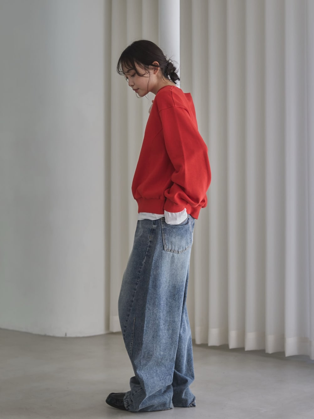 レッド系のスウェット、ホワイト系のTシャツ/カットソー、ブルー系のデニムパンツを着用したレディースの秋コーディネートの4枚目の写真