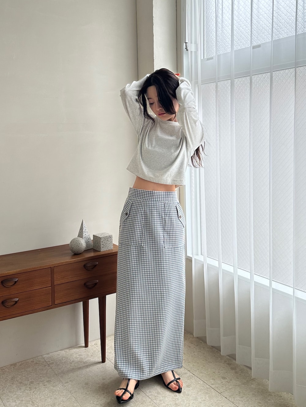 ブラック系のサンダルを着用したレディースの春コーディネートの3枚目の写真