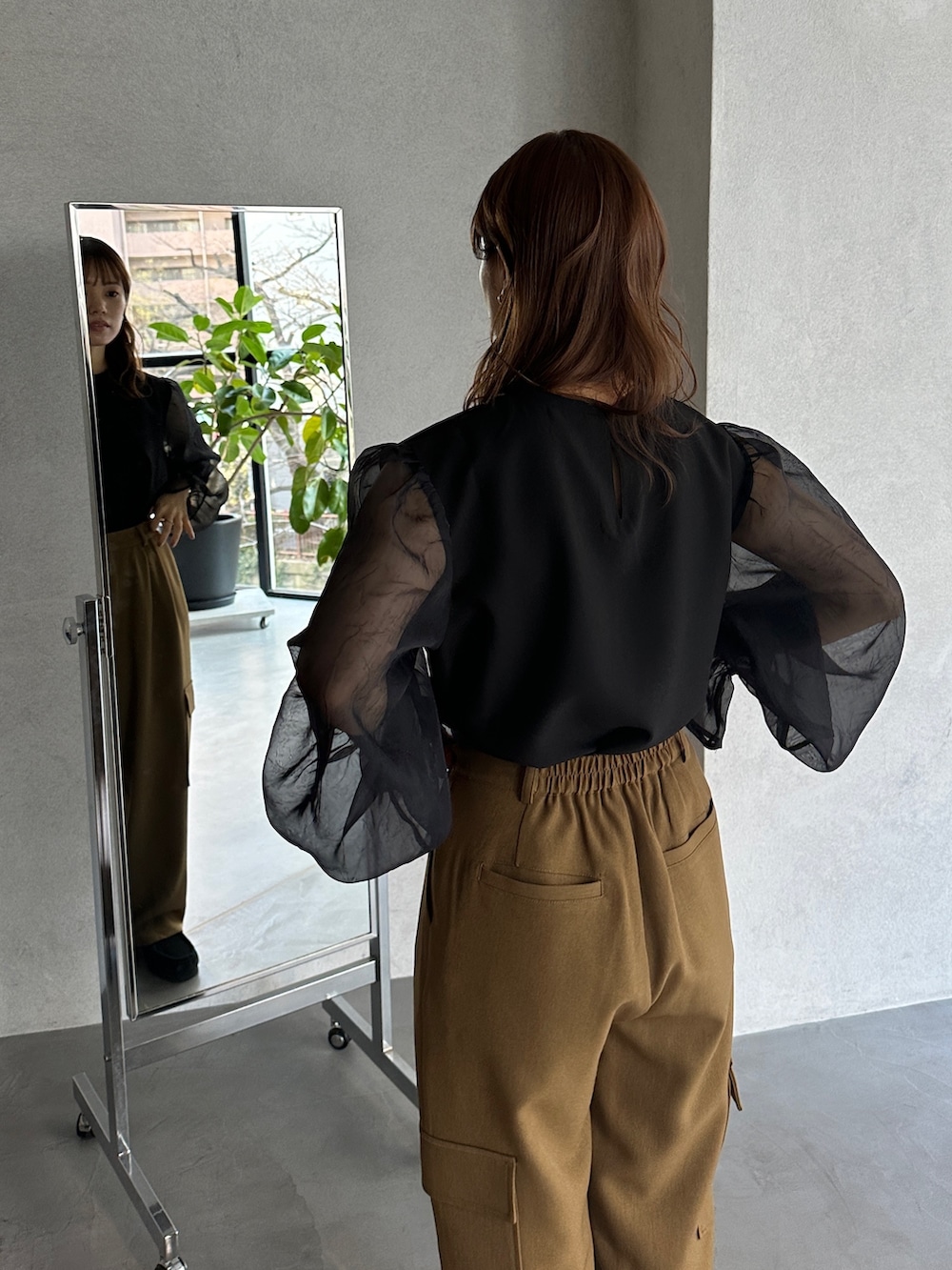 ブラック系のシャツ/ブラウス、グリーン系のカーゴパンツ、その他のその他を着用したレディースの冬コーディネートの4枚目の写真