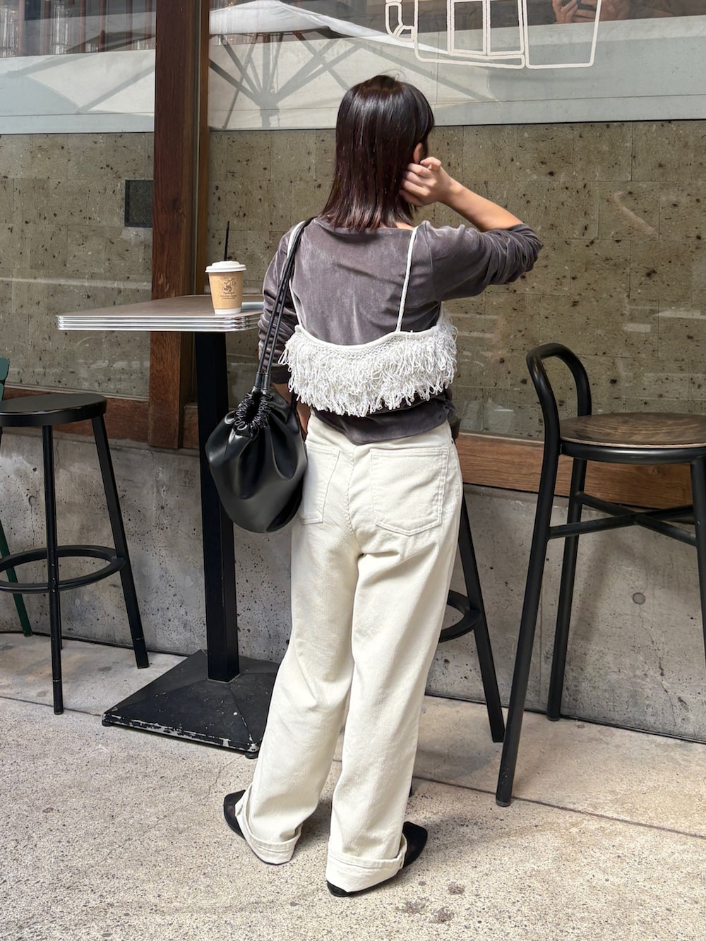グレー系のTシャツ/カットソー、ブラック系のショルダーバッグ、ホワイト系のその他トップスを着用したレディースの秋コーディネートの3枚目の写真