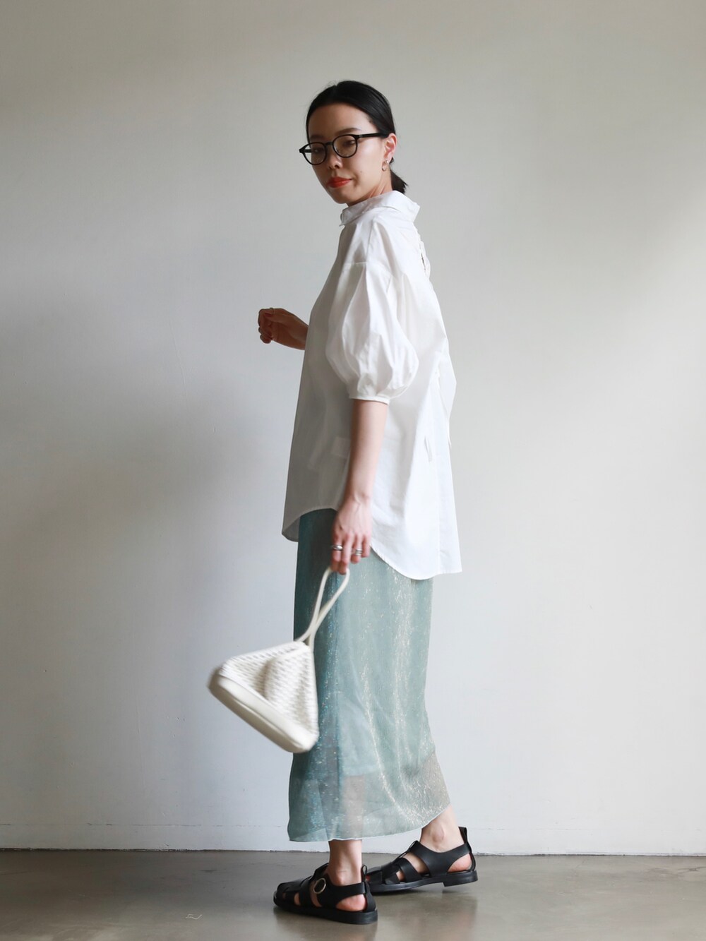 ホワイト系のトートバッグ、ブルー系のスカート、ホワイト系のシャツ/ブラウスを着用したレディースの春コーディネートの3枚目の写真