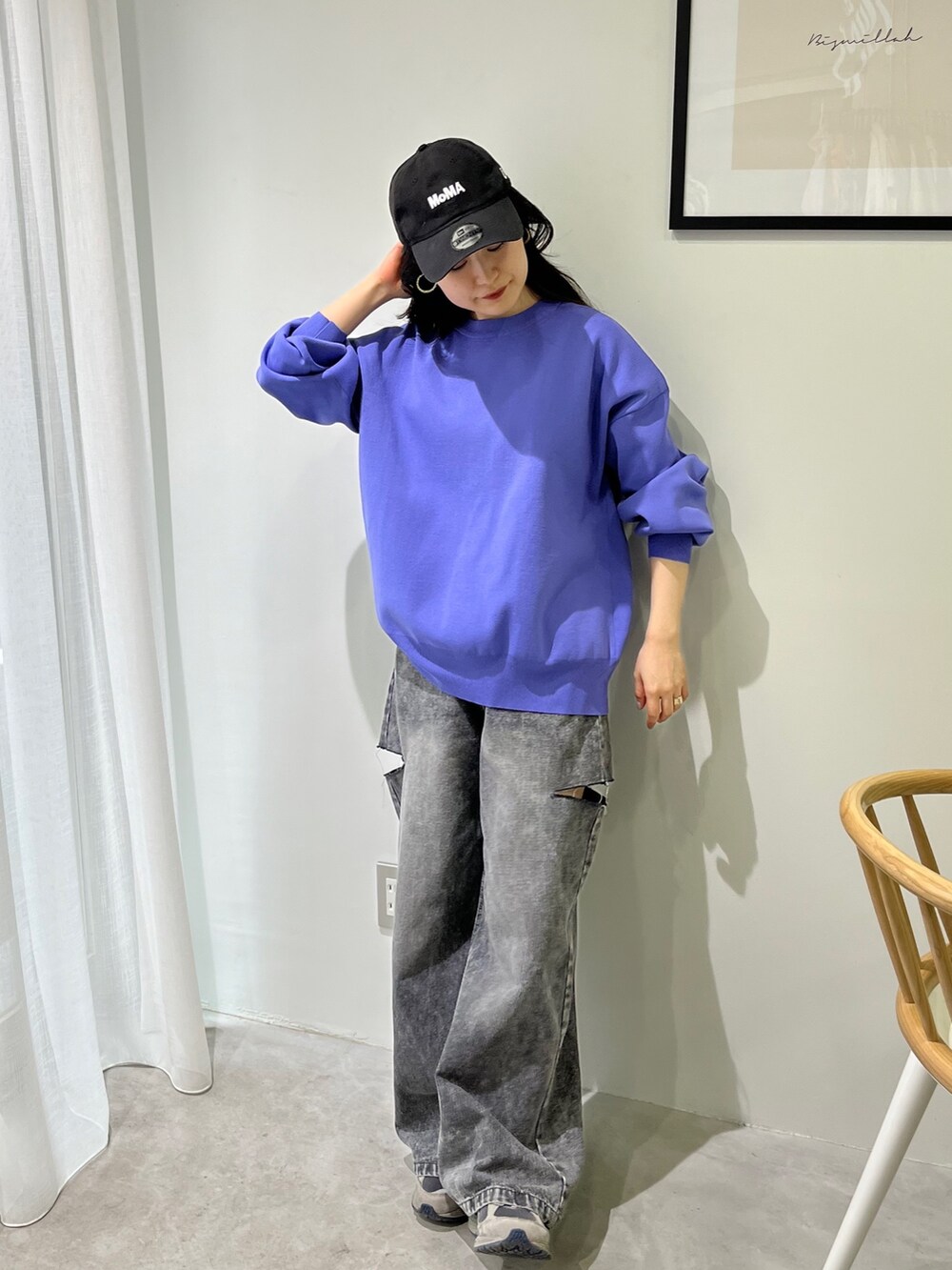 パープル系のカーディガン/ボレロ、ブラック系のデニムパンツ、グレー系のスニーカーを着用したレディースの冬コーディネートの6枚目の写真