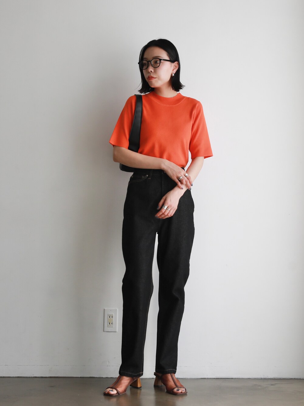 ブラウン系のサンダル、ブラック系のメガネ、その他のその他を着用したレディースの春コーディネートの2枚目の写真