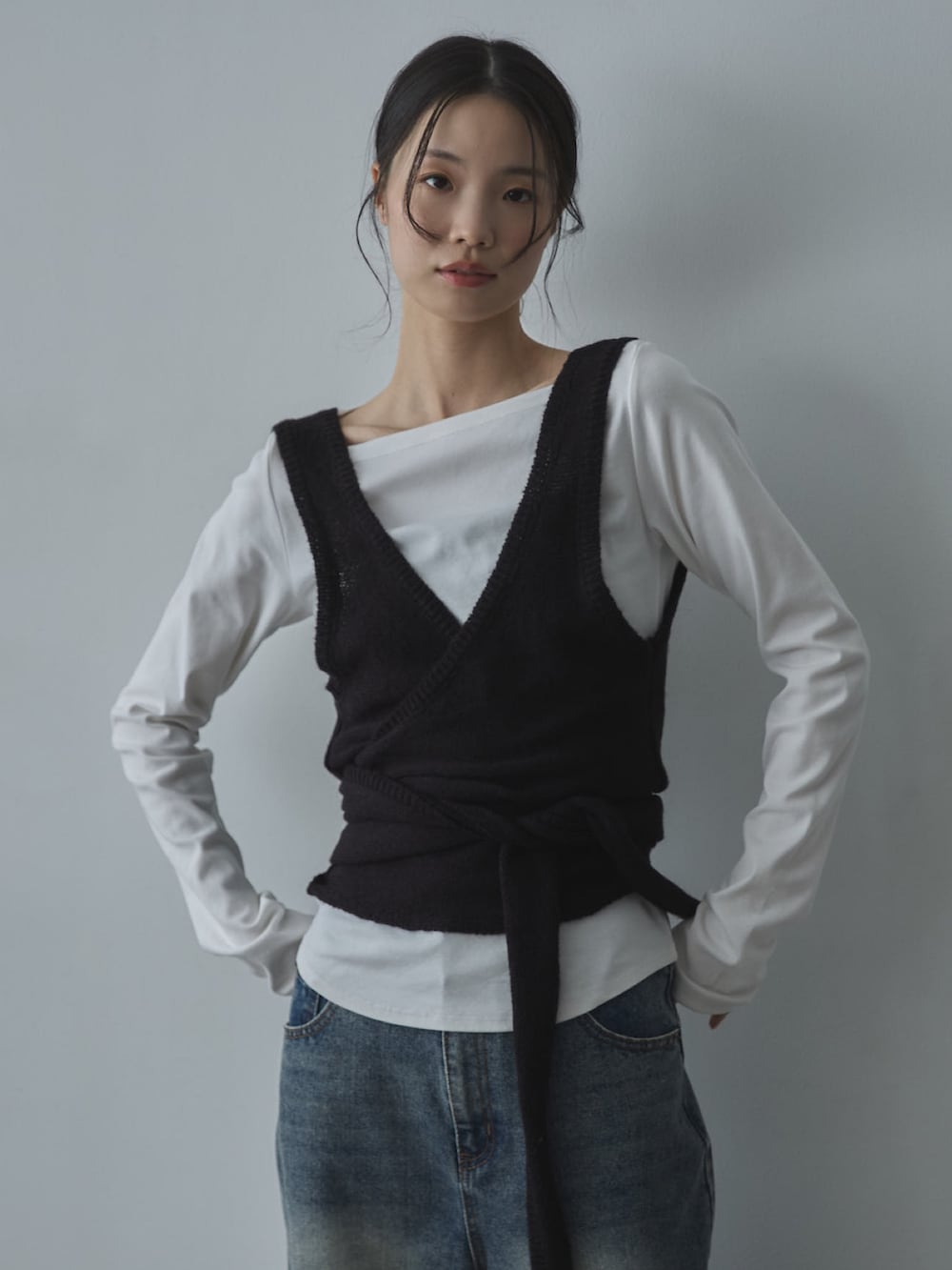 ホワイト系のTシャツ/カットソー、ブラック系のその他トップス、ブラック系のその他シューズを着用したレディースの春コーディネートの5枚目の写真