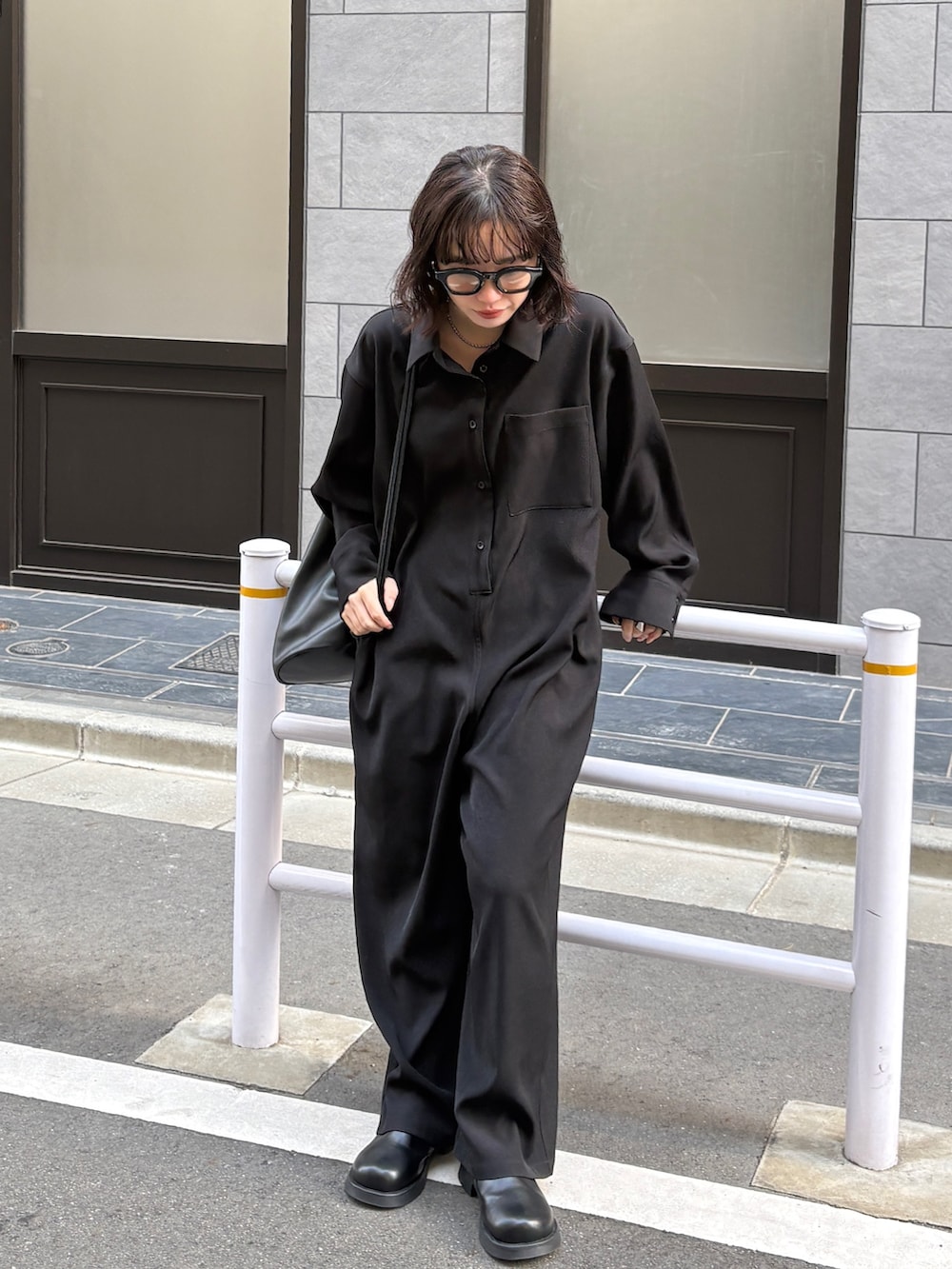 ブラック系のサロペット/オーバーオール、ブラック系のショルダーバッグ、ブラック系のその他シューズを着用したレディースの冬コーディネートの2枚目の写真